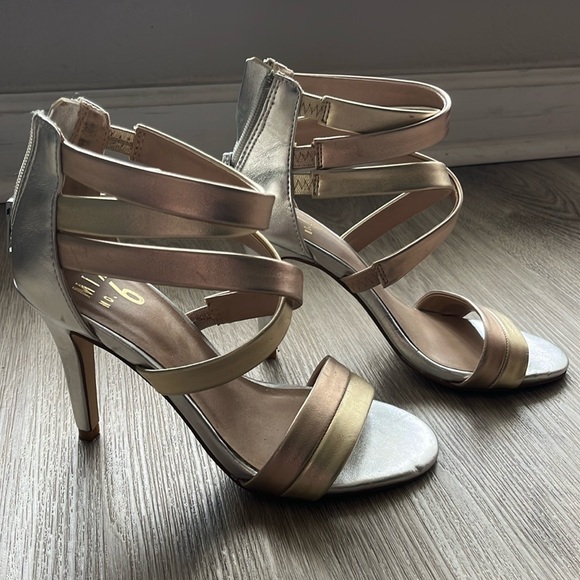 Silver sandals - Picture 1 of 6